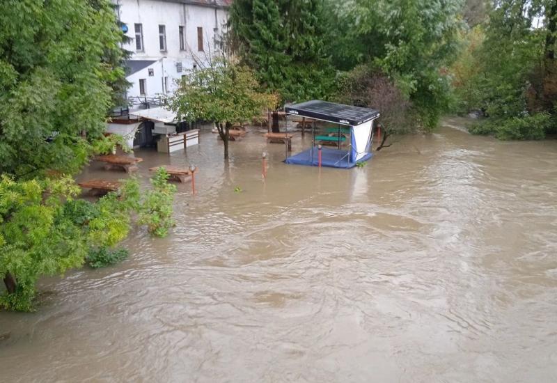 Rijeka Una premašila kritičnu točku: Bihać pod vodom